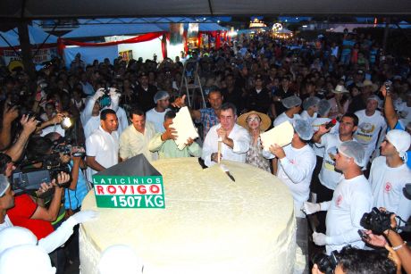 Queijo gigante é destaque da 10ª Festa do Queijo de Curvelândia e bate record pela 6ª vez consecutiva