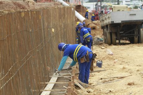 Obras nas trincheiras avançam na Miguel Sutil