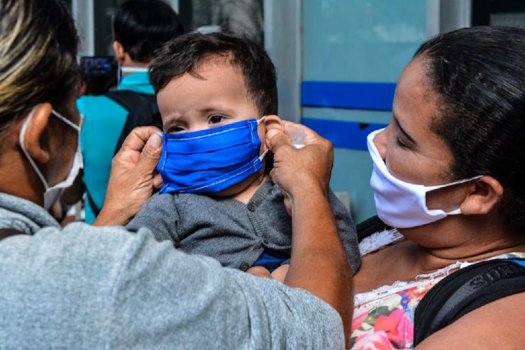 Governo entrega máscaras no centro de Cuiabá