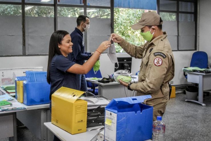 Governo entrega mais 1300 máscaras para servidores que têm contato com a população