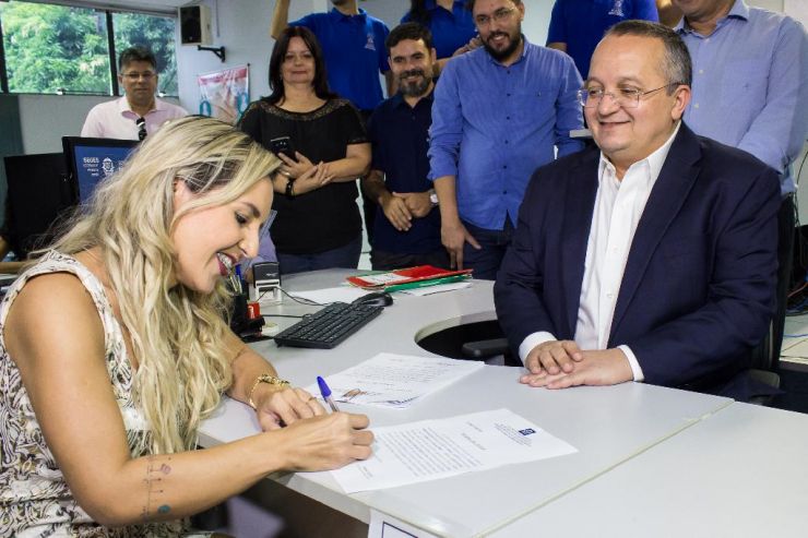 Governador assina primeira posse do maior concurso da história da Educação