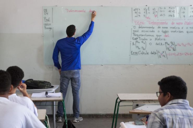 Matemáticos comemoram efetivação em concurso da Educação