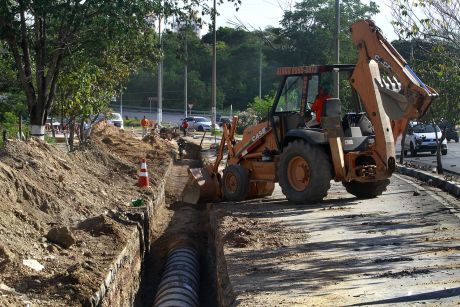 Av. Miguel Sutil recebe manilhas de drenagem.