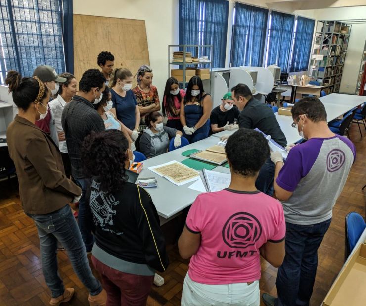 Futuros bibliotecários conhecem rotina de trabalho do Arquivo Público de MT