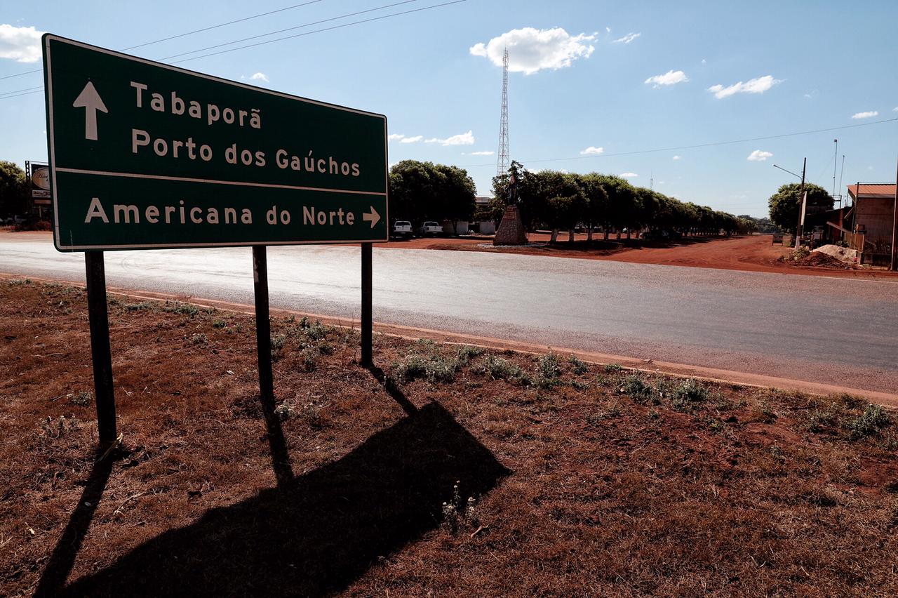 No Vale do Arinos Governador entrega cestas básicas, vistoria obras e assina ordem para mais pavimentação