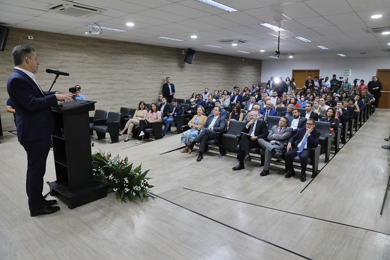 Curso do Governo de MT sobre a nova lei de licitações e contratos inicia com palestra de ministro do TCU