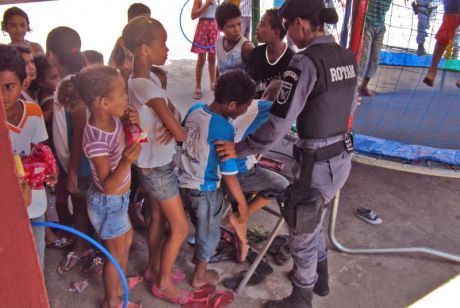 Cerca de 200 crianças participam de ação social da Rotam em conscientização ao desarmamento