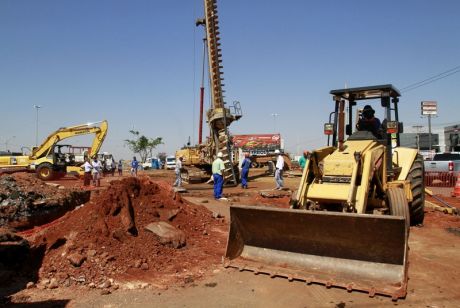 Obras do VLT recomeçam e máquinas voltam a funcionar na avenida da FEB