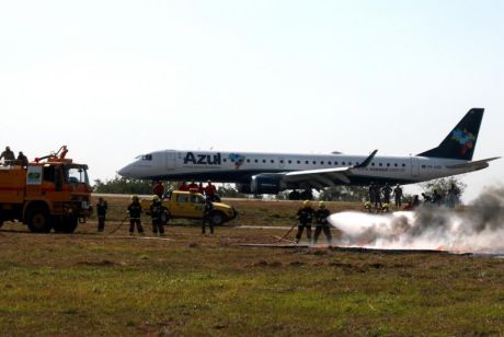 Corpo de Bombeiros realiza simulado de combate ao incêndio aeronáutico