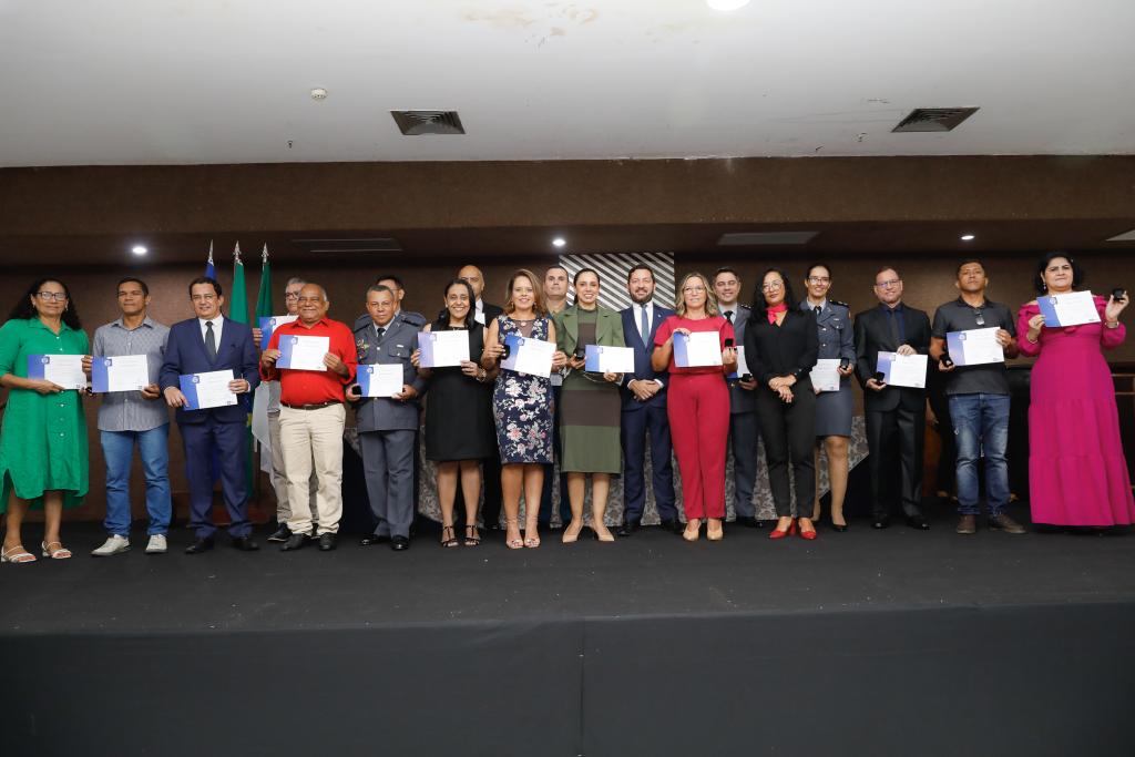 Servidores com 25 anos de serviços prestados ao Estado são homenageados