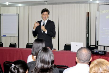 Secretaria de Educação realiza curso de libras com intérprete intenacional