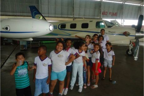 Escola premia leitores com voo panorâmico