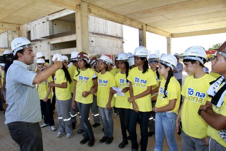 Estudantes conhecem projeto e obra da Arena Pantanal.