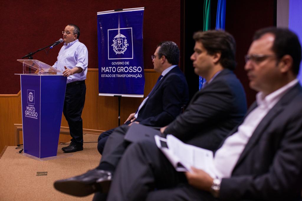 Governador apresenta situação econômica do Estado e pede empenho de servidores para superar crise