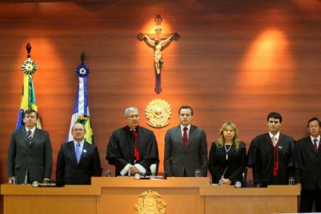 `Parceria com Tribunal de Justiça continua`, diz governador na posse da nova diretoria