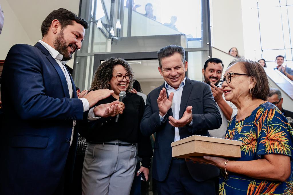 A servidora aposentada, Yumiko Takamoto, foi homenageada por sua contribuição durante 28 anos de atuação no Arquivo Público Créditos: Mayke Toscano/Secom-MT