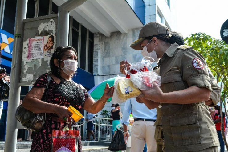 Governo faz ação simultânea e entrega máscaras aos moradores de 17 municípios