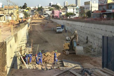 Obras avançam e trincheiras da Miguel Sutil ganham forma