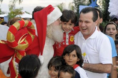 Chegada do Papai Noel marca primeiro dia do Natal Encantado da Família