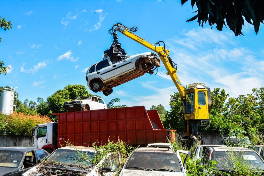 Leilão de veículos inservíveis supera expectativas e arrecada cerca de R$ 1 milhão